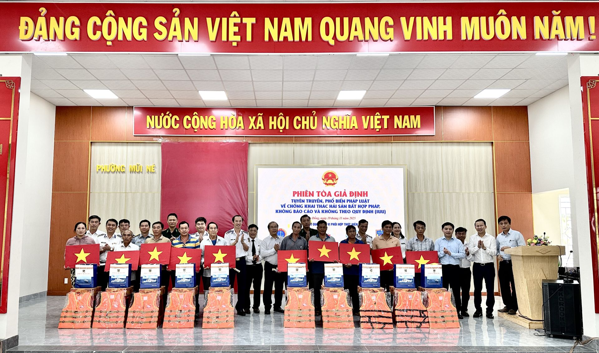 Trao quà cho bà con ngư dân Trao quà cho bà con ngư dân