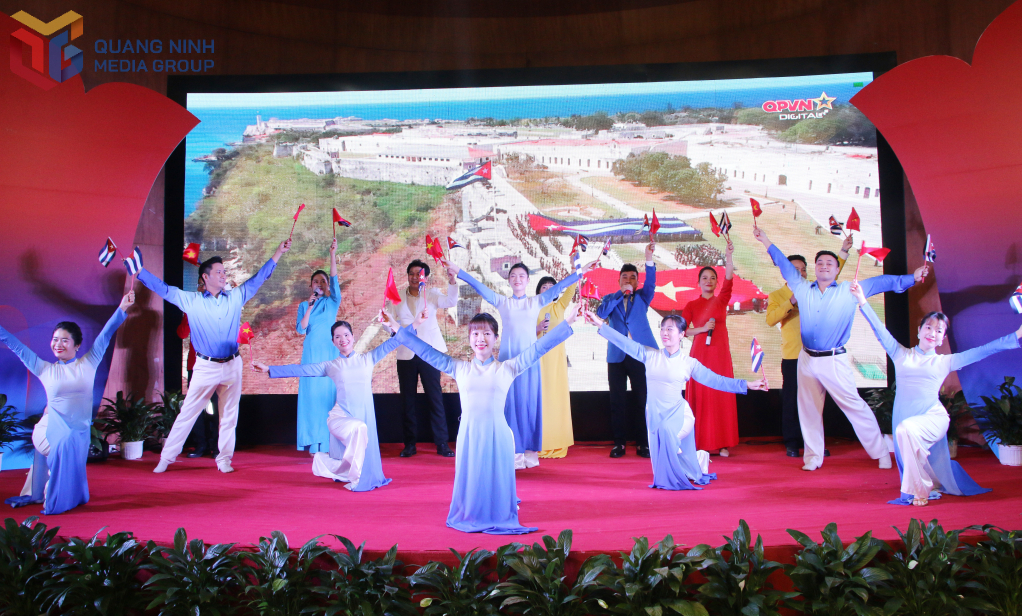 Các tiết mục văn nghệ ca ngợi tình hữu nghị Việt Nam - Cuba chào mừng triển lãm ảnh. Các tiết mục văn nghệ ca ngợi tình hữu nghị Việt Nam - Cuba chào mừng triển lãm ảnh.