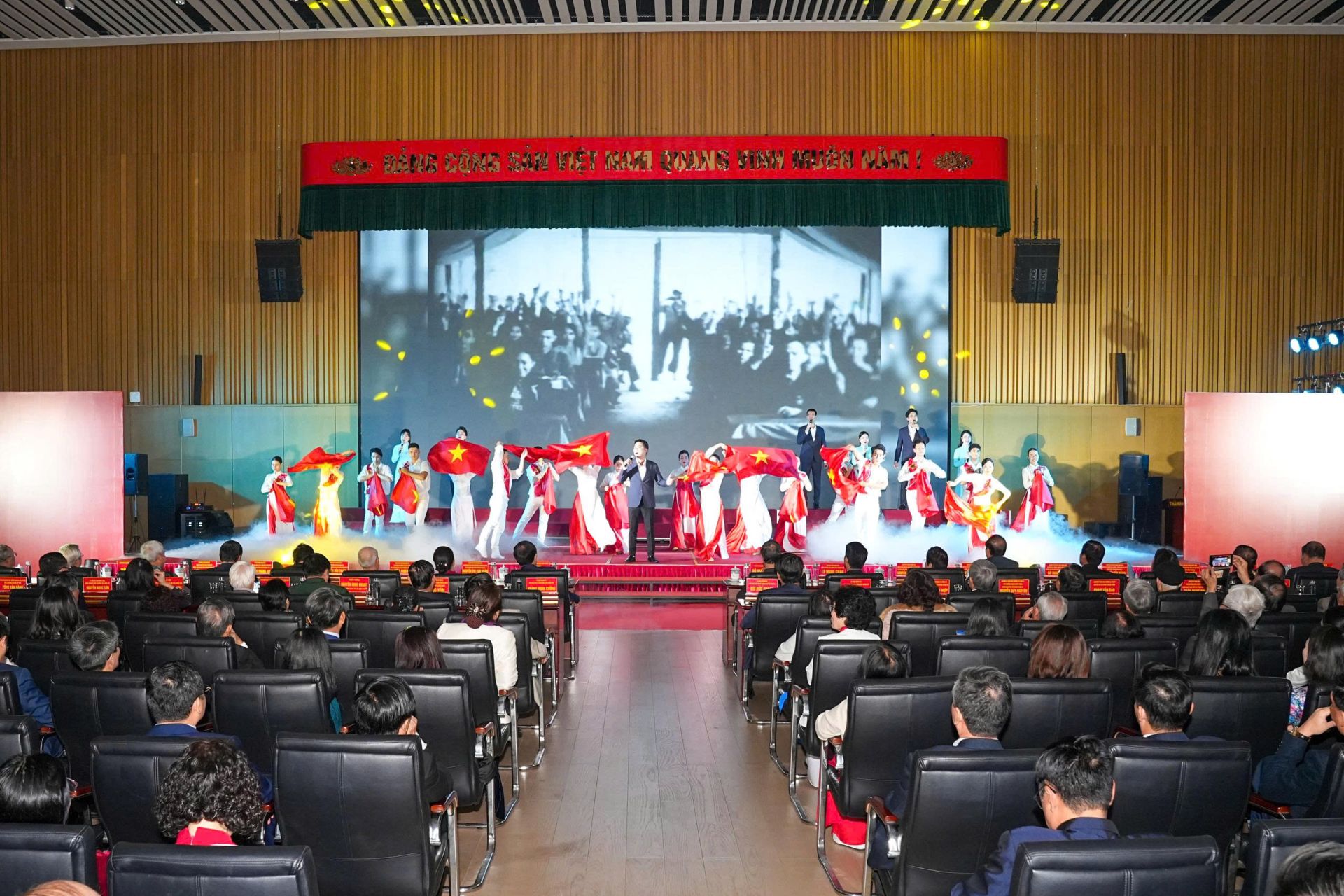 Gặp mặt Kỷ niệm 80 năm Ngày Tổng tuyển cử đầu tiên bầu Quốc hội Việt Nam. Gặp mặt Kỷ niệm 80 năm Ngày Tổng tuyển cử đầu tiên bầu Quốc hội Việt Nam.