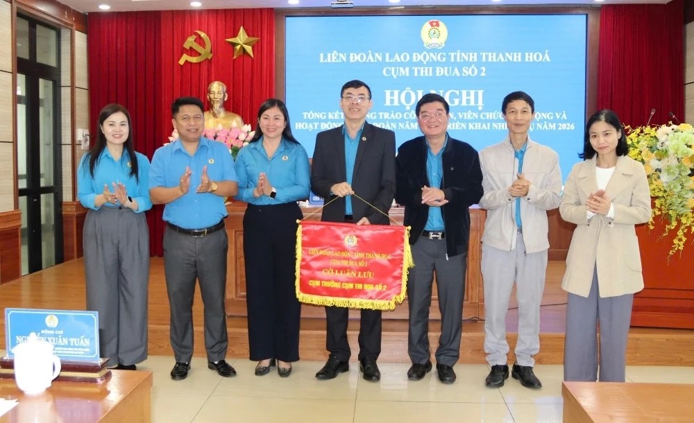 Trao cờ lu&acirc;n lưu cho đơn vị cụm trưởng v&agrave; cụm ph&oacute; năm 2026.