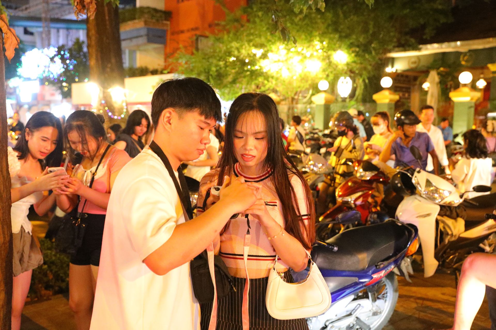 Giới trẻ n&ocirc; nức xuống phố check-in