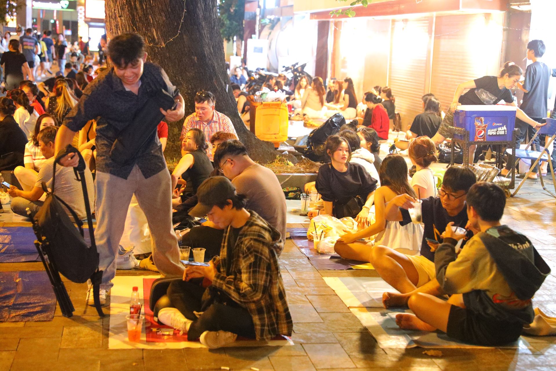 Nhiều bạn trẻ đ&atilde; đến từ rất sớm để lựa chọn những vị tr&iacute; chụp ảnh đẹp