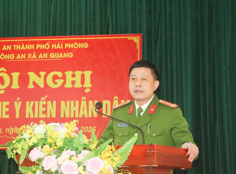 Trung t&aacute; T&ocirc; Hồng Chương, Trưởng C&ocirc;ng an x&atilde; ph&aacute;t biểu tại hội nghị.