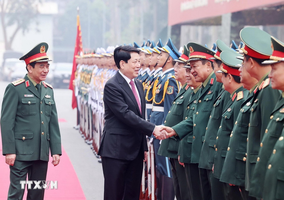 Chủ tịch nước Lương Cường với l&atilde;nh đạo Qu&acirc;n ủy Trung ương, Bộ Quốc ph&ograve;ng. (Ảnh: TTXVN)