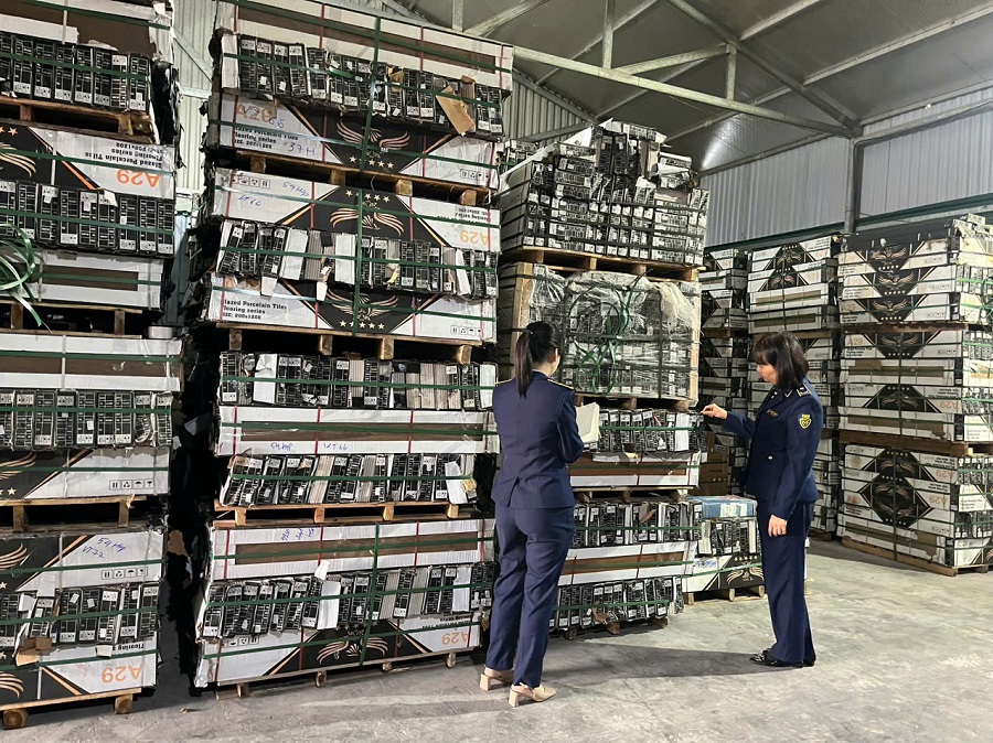 Hưng Yên: Tạm giữ lô gạch lát nền trị giá 350 triệu đồng có dấu hiệu gian lận hóa đơn