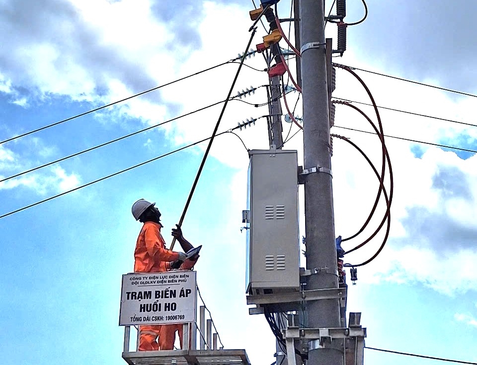 &Aacute;nh s&aacute;ng lưới điện quốc gia về bản l&agrave; th&agrave;nh quả của &yacute; ch&iacute; ki&ecirc;n cường, vượt qua mọi th&aacute;ch thức địa h&igrave;nh, hiện thực h&oacute;a mục ti&ecirc;u &ldquo;Bừng s&aacute;ng Điện Bi&ecirc;n&rdquo;