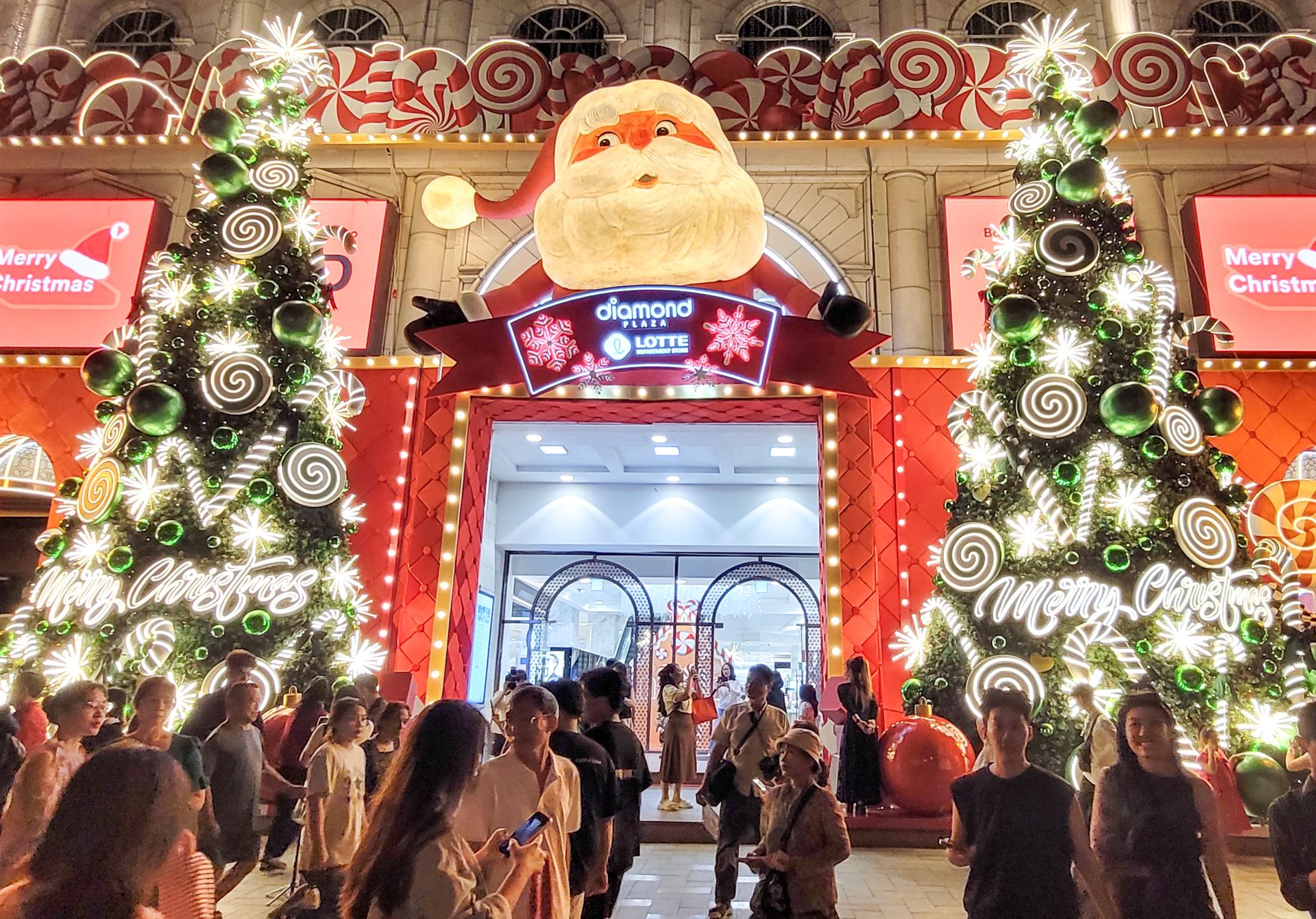 TP. HCM lung linh sắc màu Giáng sinh, giới trẻ nô nức xuống phố check-in