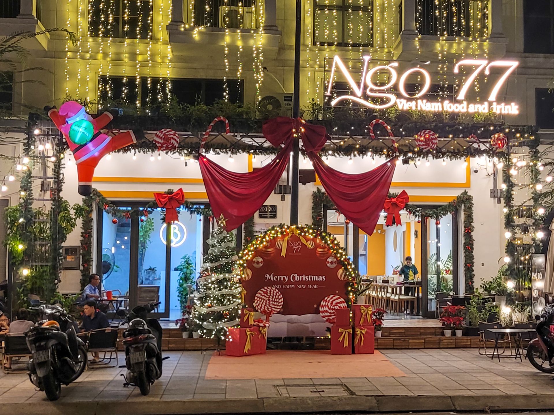 Nhiều qu&aacute;n cafe cũng trang ho&agrave;ng lộng lẫy cho m&ugrave;a Gi&aacute;ng Sinh