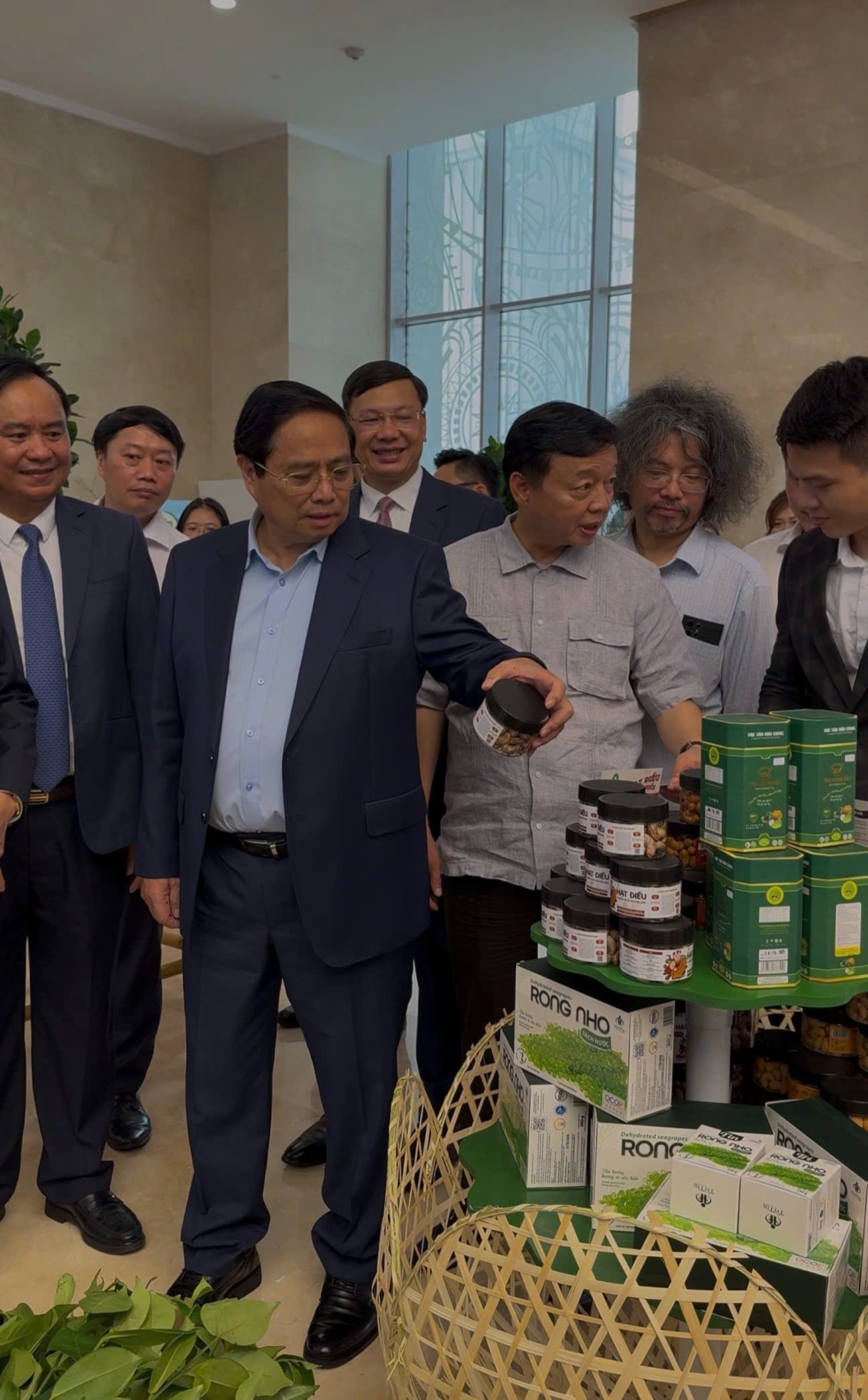 Thủ tướng Phạm Minh Chính ghé thăm gian hàng trưng bày sản phẩm hạt điều thương hiệu Vigonuts tại Hội nghị toàn quốc tổng kết hai Chương trình mục tiêu quốc gia về xây dựng nông thôn mới và giảm nghèo bền vững giai đoạn 2021–2025 Thủ tướng Phạm Minh Chính ghé thăm gian hàng trưng bày sản phẩm hạt điều thương hiệu Vigonuts tại Hội nghị toàn quốc tổng kết hai Chương trình mục tiêu quốc gia về xây dựng nông thôn mới và giảm nghèo bền vững giai đoạn 2021–2025