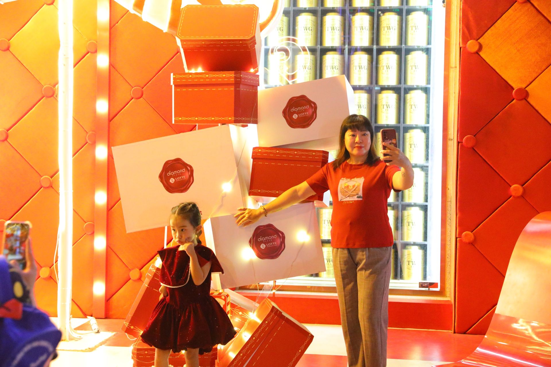 Người d&acirc;n vui vẻ chụp ảnh check-in dưới &aacute;nh đ&egrave;n lấp l&aacute;nh v&agrave; kh&ocirc;ng gian trang tr&iacute; Gi&aacute;ng Sinh