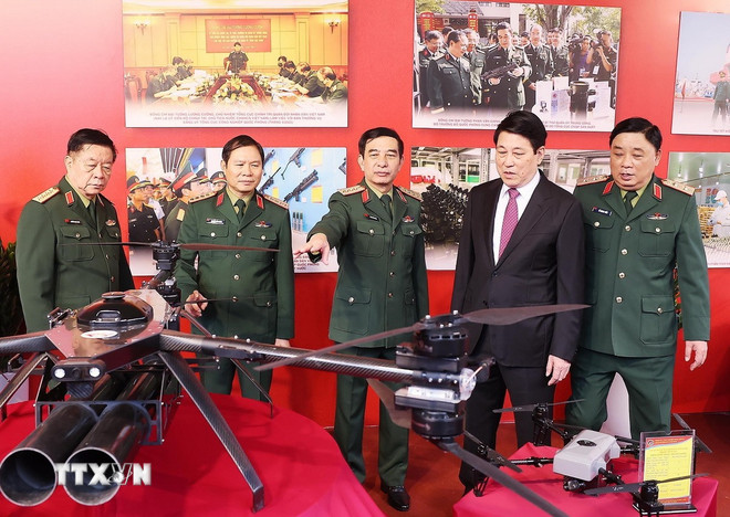 Chủ tịch nước Lương Cường v&agrave; đại biểu tham quan trưng b&agrave;y kh&iacute; t&agrave;i, thiết bị qu&acirc;n sự do Tổng cục C&ocirc;ng nghiệp Quốc ph&ograve;ng sản xuất. (Ảnh: TTXVN)