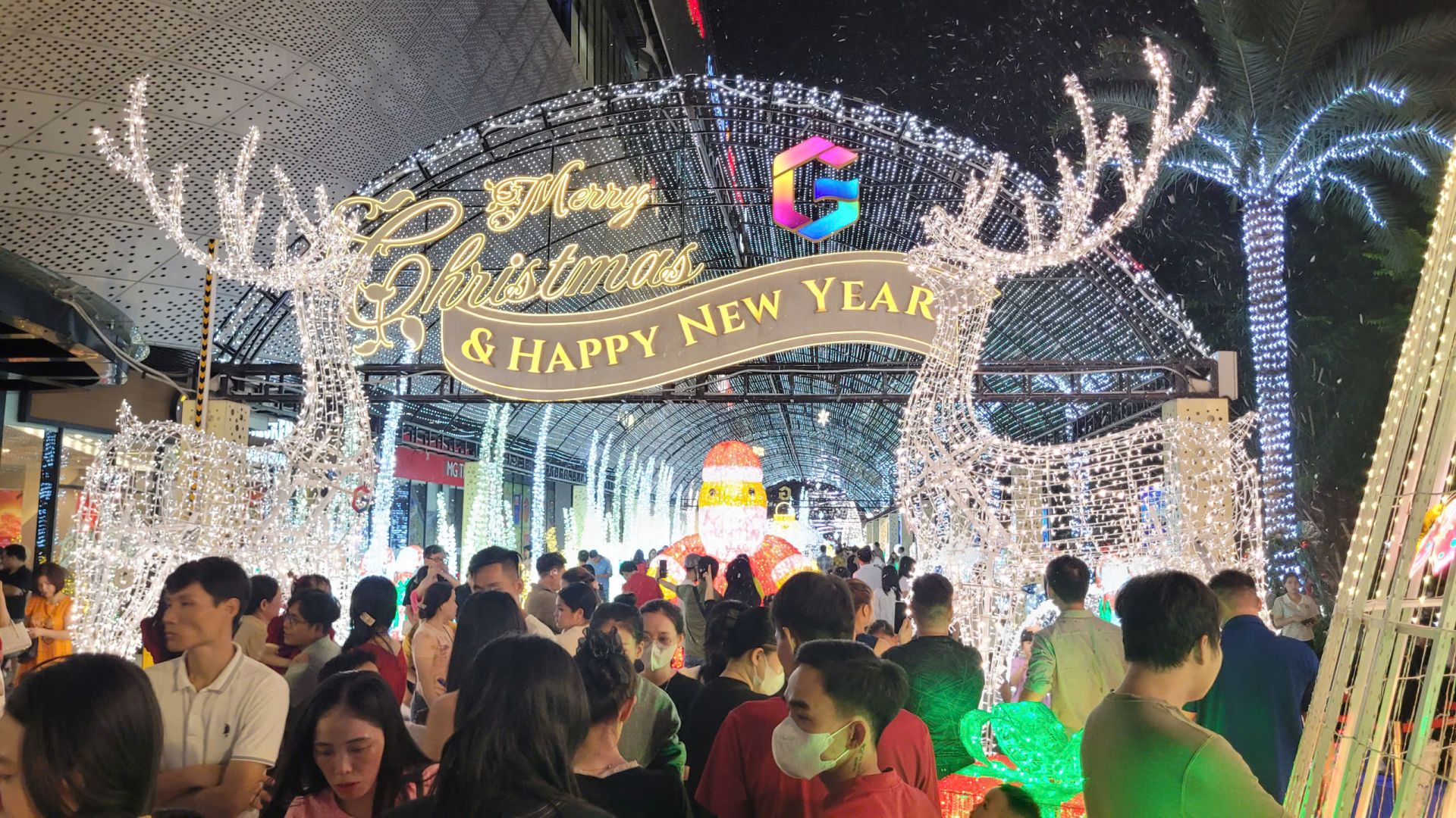 Kh&ocirc;ng kh&iacute; Gi&aacute;ng sinh năm 2025 đang ngập tr&agrave;n tr&ecirc;n nhiều cung đường, tuyến phố c&ugrave;ng khắp c&aacute;c nh&agrave; thờ ở TP. HCM