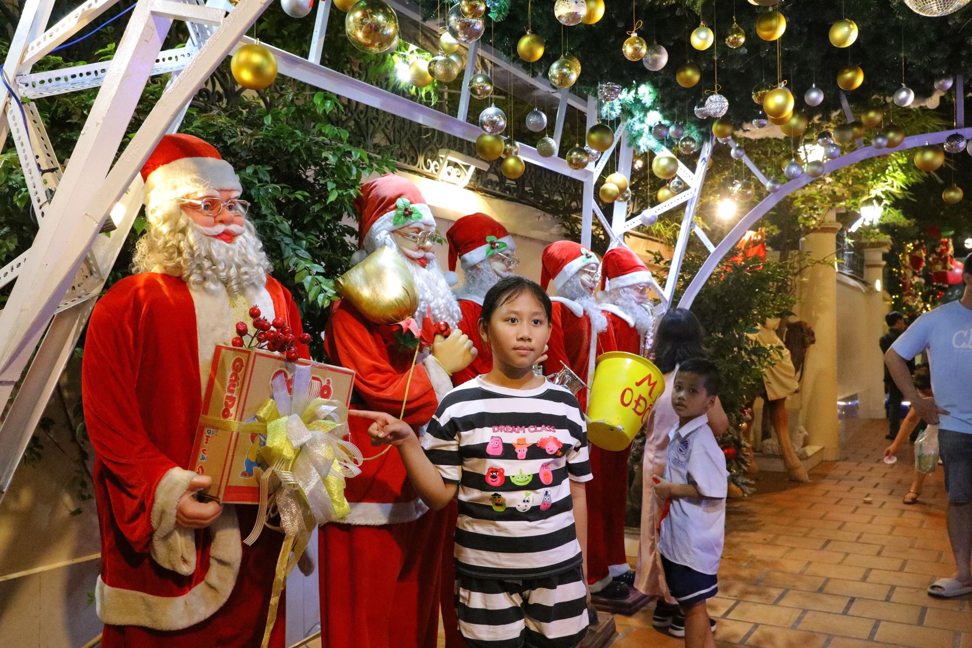 Nh&agrave; thờ Mạc Ty Nho (quận 1 cũ) đ&atilde; rực rỡ trong kh&ocirc;ng kh&iacute; Gi&aacute;ng Sinh với kh&ocirc;ng gian ấm c&uacute;ng, thu h&uacute;t du kh&aacute;ch đến tham quan, chụp ảnh