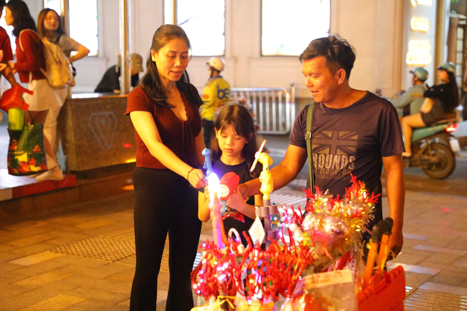 Nhiều sản phẩm đồ chơi được b&agrave;y b&aacute;n tại Diamond Plaza