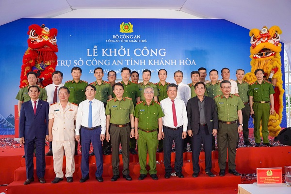 Bộ trưởng Bộ C&ocirc;ng an Đại tướng Lương Tam Quang c&ugrave;ng c&aacute;c vị l&atilde;nh đạo Tỉnh ủy, UBND, C&ocirc;ng an tỉnh v&agrave; c&aacute;c vị nguy&ecirc;n l&atilde;nh đạo C&ocirc;ng an tỉnh qua c&aacute;c thời kỳ chụp ảnh lưu niệm