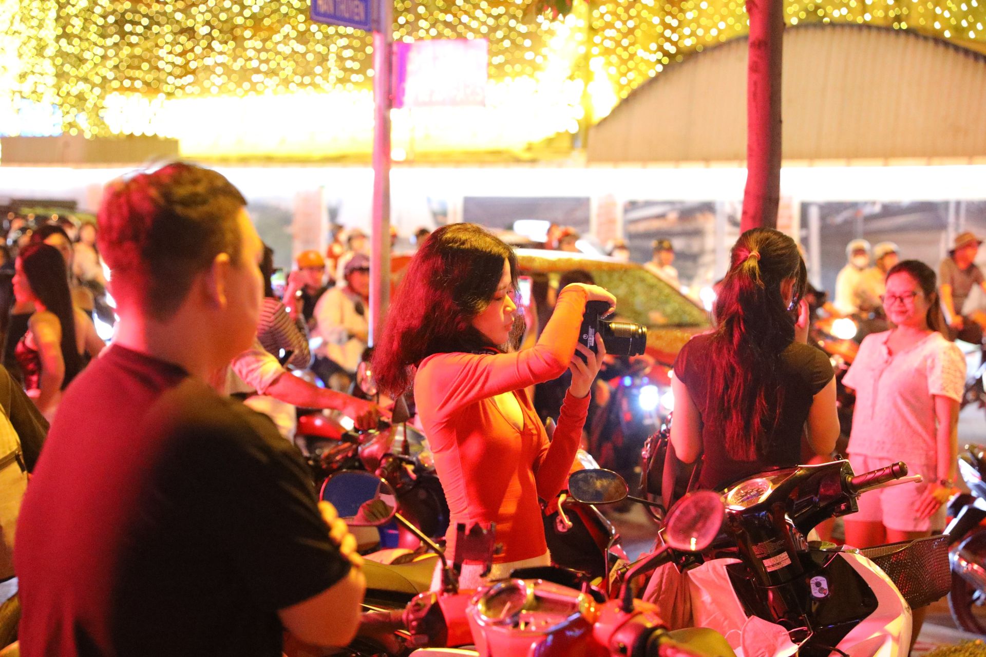 Khu vực xung quanh Nh&agrave; thờ Đức B&agrave; lu&ocirc;n đ&ocirc;ng đ&uacute;c v&agrave;o mỗi buổi tối