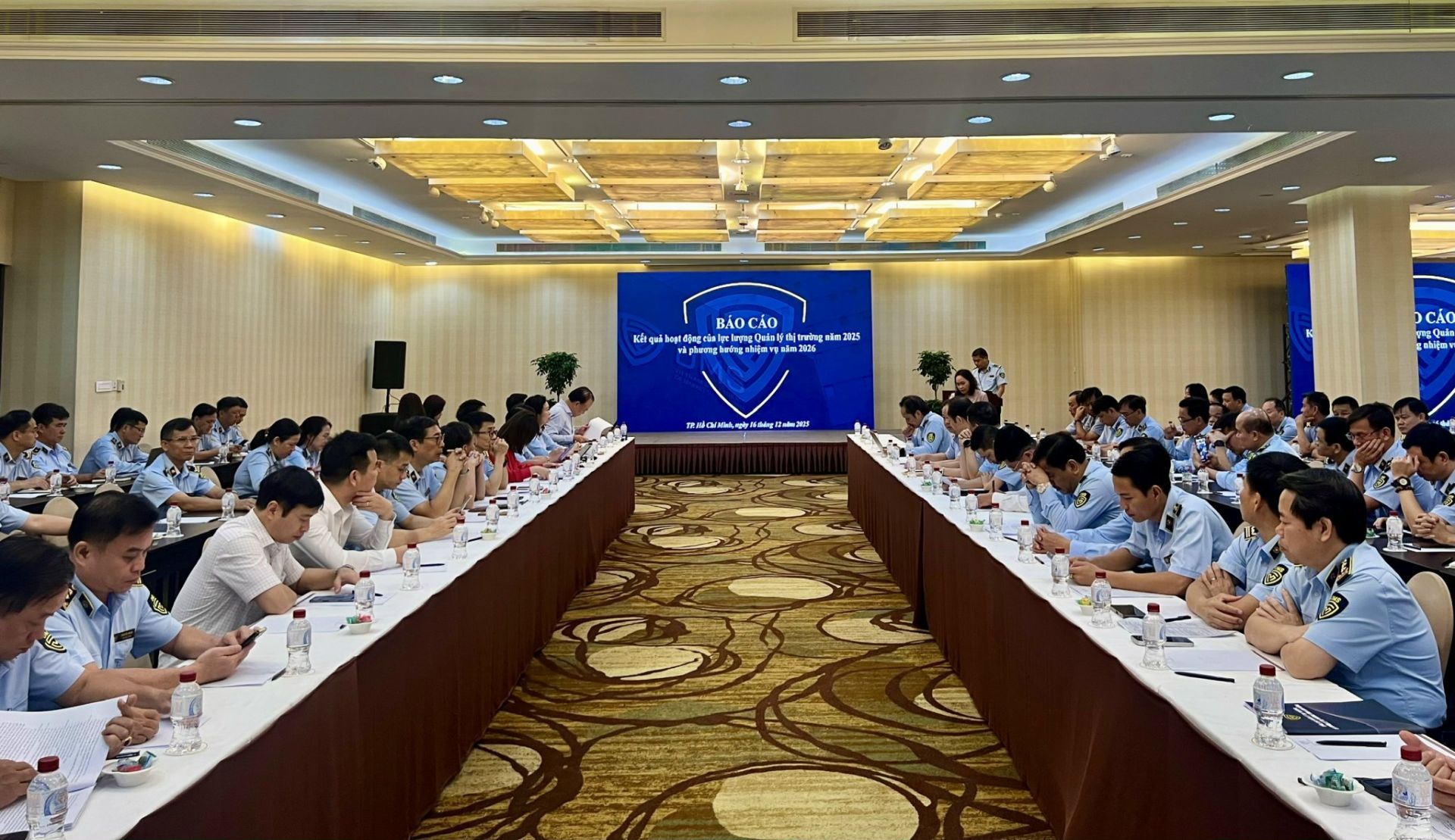 Quản lý thị trường xử lý hơn 23.000 vụ vi phạm, thu nộp ngân sách gần 372 tỷ đồng trong năm 2025