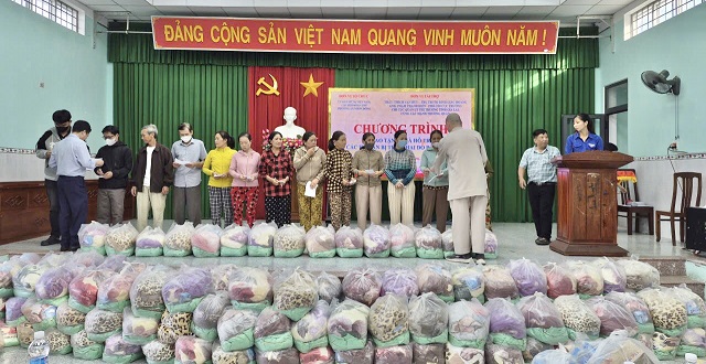 Quang cảnh trao qu&agrave; hỗ trợ đồng b&agrave;o v&ugrave;ng b&atilde;o lũ x&atilde; An Nhơn Đ&ocirc;ng. Ảnh: ĐCT.