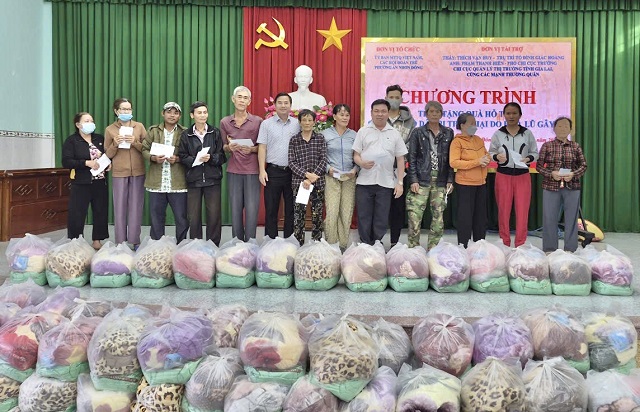 &Ocirc;ng Phạm Thanh Hiền (thứ 5 từ phải qua) trao qu&agrave; cho đồng b&agrave;o. Ảnh: ĐCT