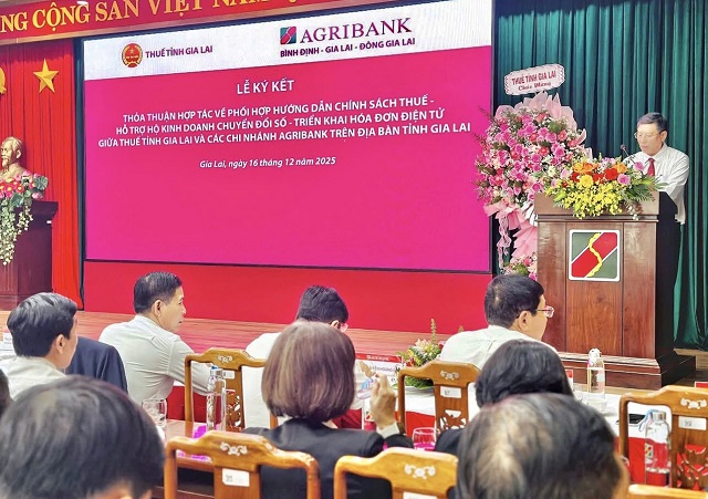 &Ocirc;ng Ch&acirc;u Xu&acirc;n Cường (đứng b&igrave;a phải, trong c&ugrave;ng) ph&aacute;t biểu tại Lễ k&yacute; kết. Ảnh: M-T