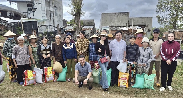 Chi cục Quản lý thị trường tỉnh Gia Lai tiếp tục hỗ trợ đồng bào vùng lũ