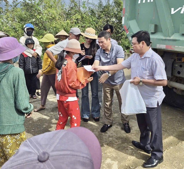 &Ocirc;ng Phạm Thanh Hiền (b&igrave;a phải) trao qu&agrave; cho đồng b&agrave;o. Ảnh: ĐCT
