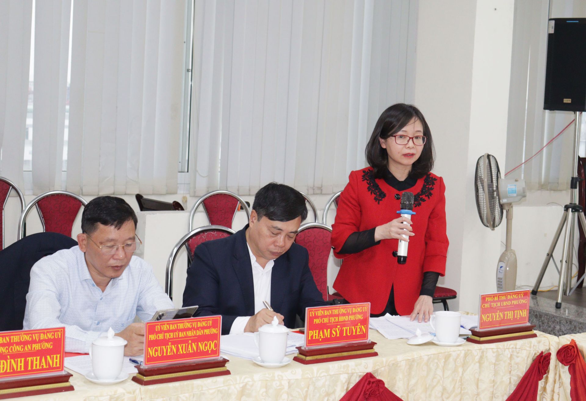 Đồng ch&iacute; Nguyễn Thị Tịnh, Chủ tịch UBND phường ph&aacute;t biểu tại Hội nghị.