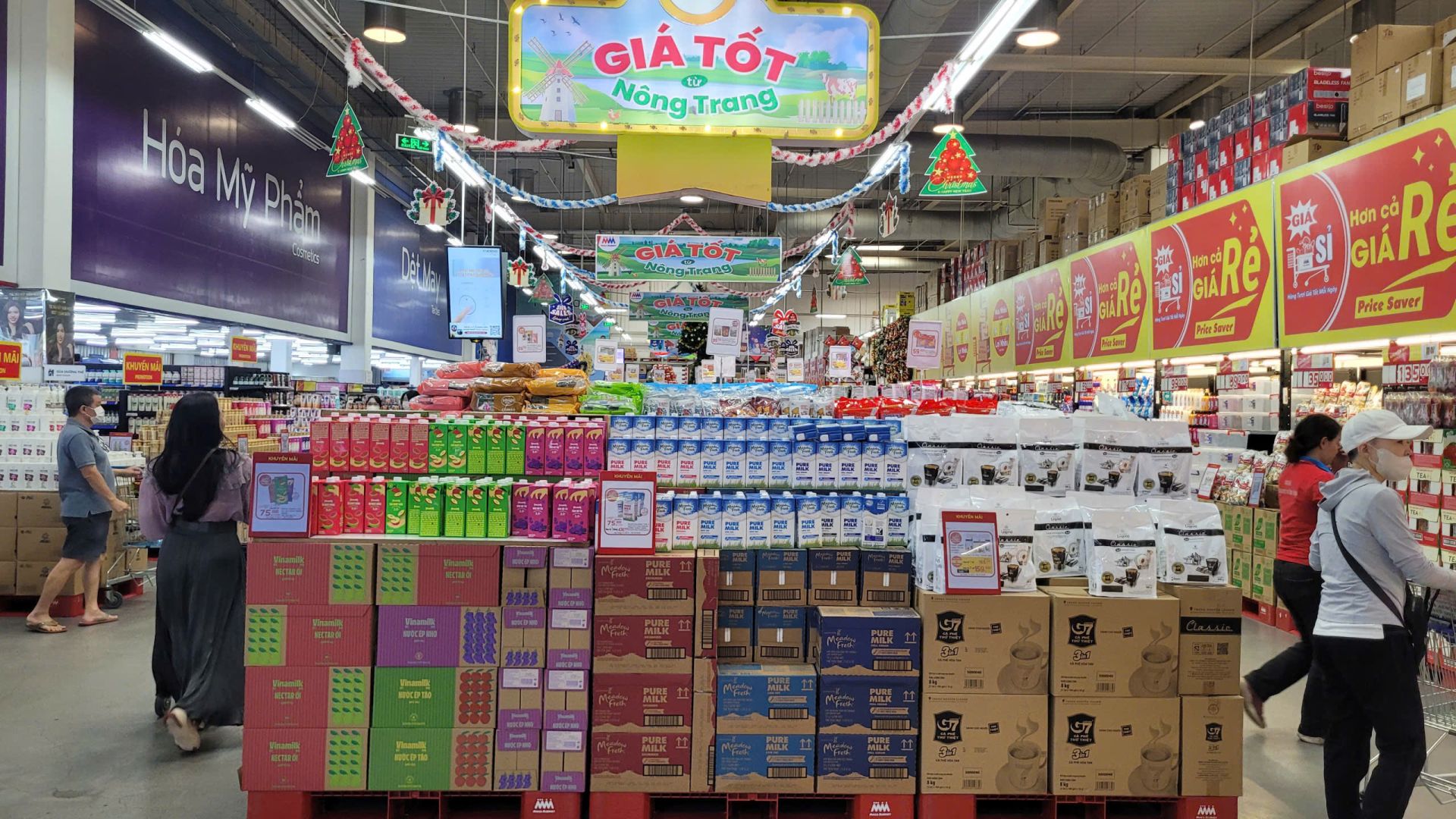 H&agrave;ng h&oacute;a trong chương tr&igrave;nh B&igrave;nh ổn Tết B&iacute;nh Ngọ 2026 gồm 12 nh&oacute;m lương thực - thực phẩm thiết yếu, c&ugrave;ng nh&oacute;m h&agrave;ng mỹ phẩm v&agrave; ti&ecirc;u d&ugrave;ng.