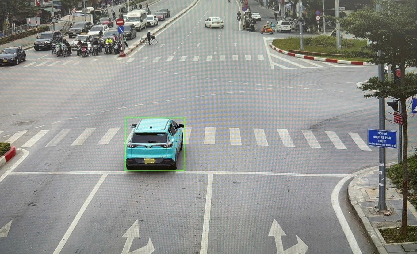 Một t&agrave;i xế taxi vượt đ&egrave;n đỏ bị camera AI ghi lại (Ảnh: C&ocirc;ng an cung cấp).