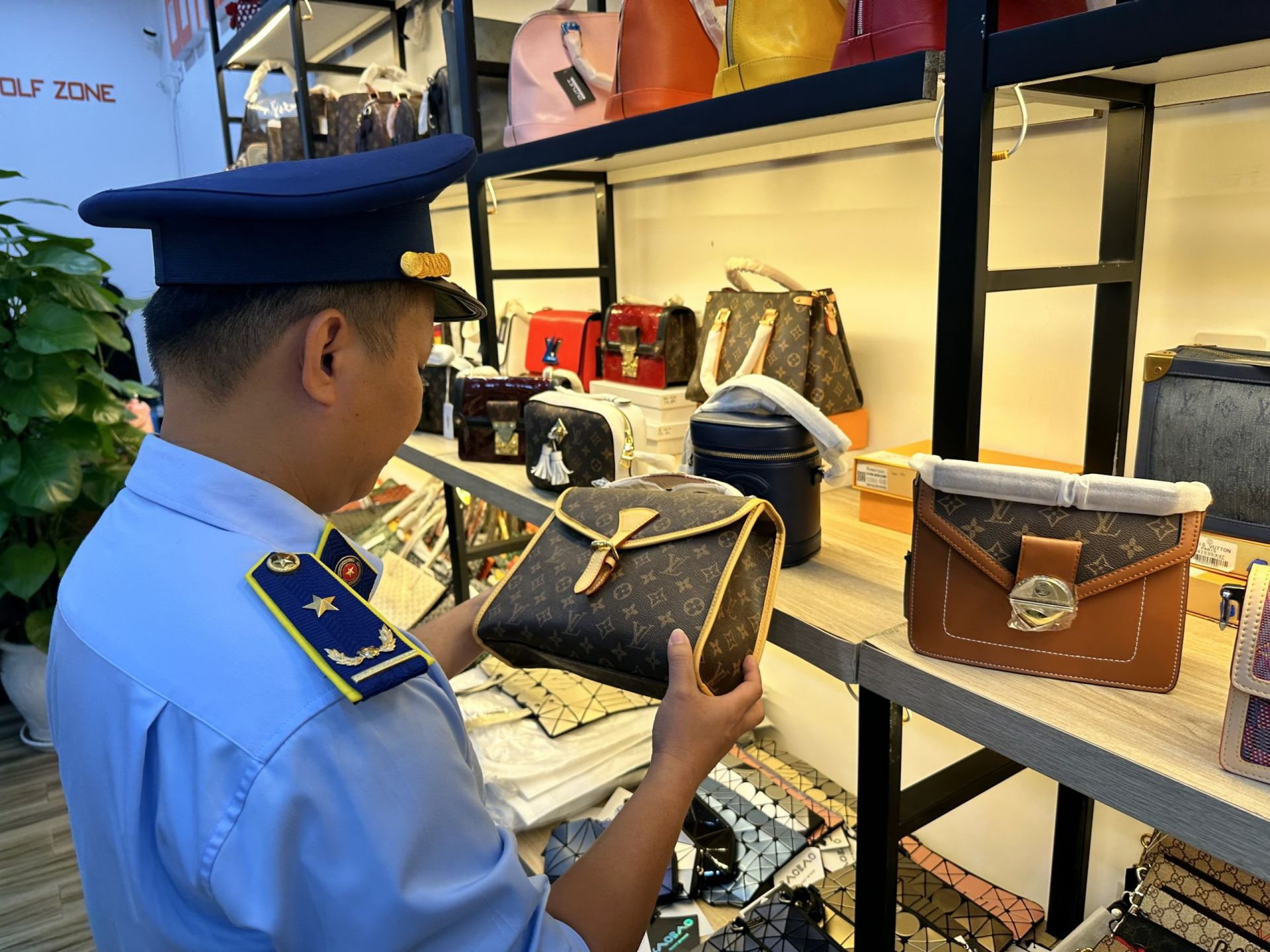 Lực lượng Quản l&yacute; thị trường H&agrave; Nội kiểm tra h&agrave;ng h&oacute;a tr&ecirc;n địa b&agrave;n. Ảnh: TN