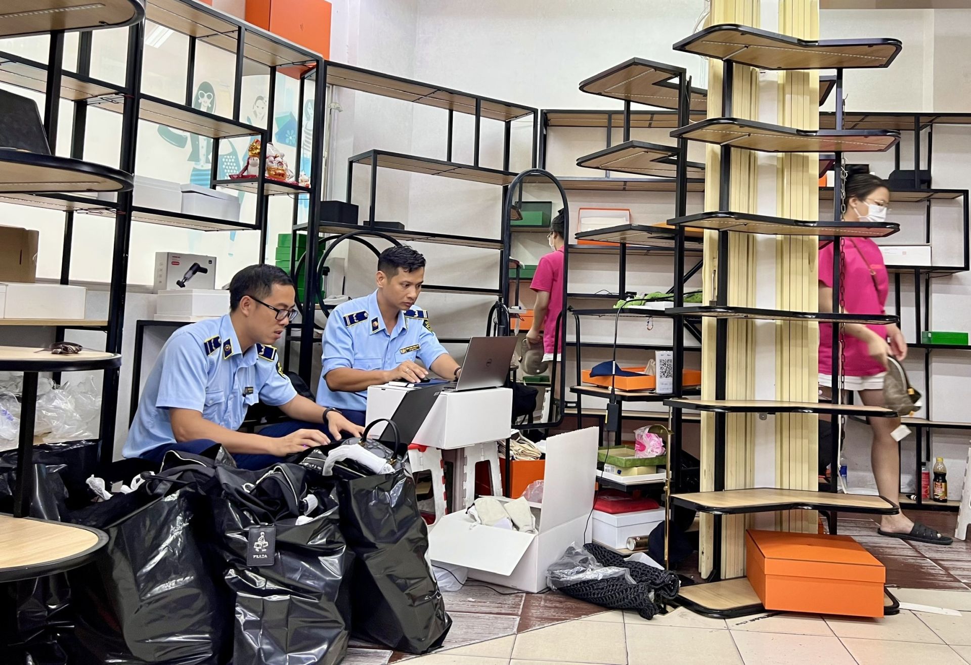 &Ocirc;ng Trần Việt H&ugrave;ng cho biết: Trong năm 2026, c&ocirc;ng t&aacute;c đấu tranh ph&ograve;ng, chống h&agrave;ng giả, h&agrave;ng nh&aacute;i, bu&ocirc;n lậu v&agrave; gian lận thương mại sẽ được triển khai đồng bộ, quyết liệt, tập trung v&agrave;o c&aacute;c nhiệm vụ trọng t&acirc;m. Ảnh: TN