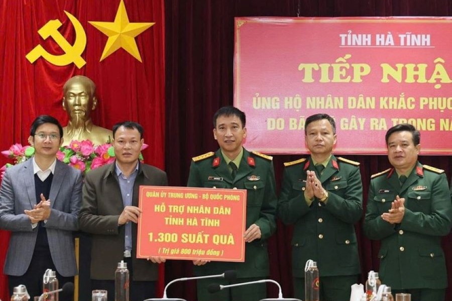 Bộ Quốc phòng trao 1.300 suất quà cho người dân vùng lũ Hà Tĩnh