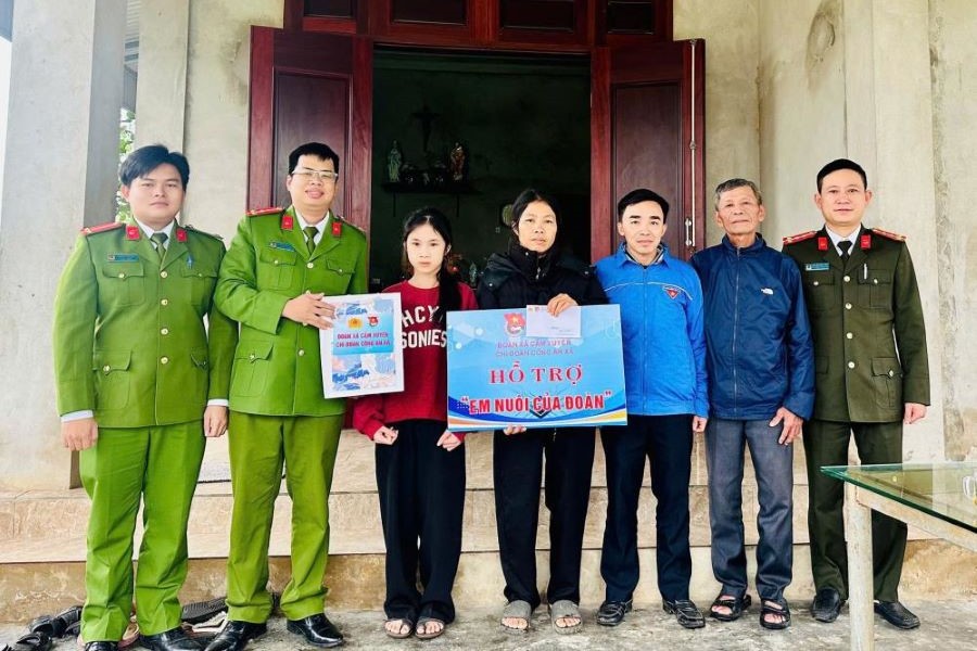 Hà Tĩnh: Công an Cẩm Xuyên triển khai mô hình đỡ đầu học sinh có hoàn cảnh khó khăn