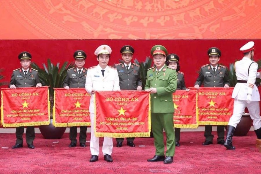 Công an Hà Tĩnh được tặng cờ thi đua xuất sắc của Bộ Công an
