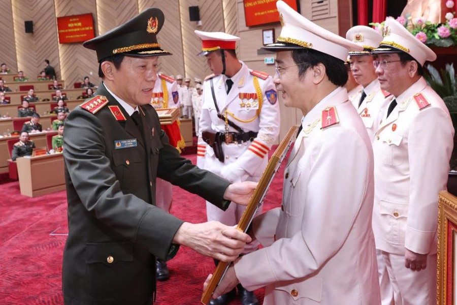 Đại tướng Lương Tam Quang, Bộ trưởng Bộ C&ocirc;ng an trao Hu&acirc;n chương chiến c&ocirc;ng hạng Nh&igrave; cho đồng ch&iacute; Thiếu tướng Nguyễn Xu&acirc;n Thao, Gi&aacute;m đốc C&ocirc;ng an tỉnh H&agrave; Tĩnh.