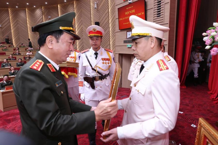 Thượng tướng Trần Quốc Tỏ, Thứ trưởng Bộ C&ocirc;ng an trao Danh hiệu &ldquo; Chiến sĩ thi đua to&agrave;n quốc&rdquo; cho đồng ch&iacute; Đại t&aacute; Nguyễn Phi Hải, Ph&oacute; Gi&aacute;m đốc C&ocirc;ng an tỉnh H&agrave; Tĩnh.
