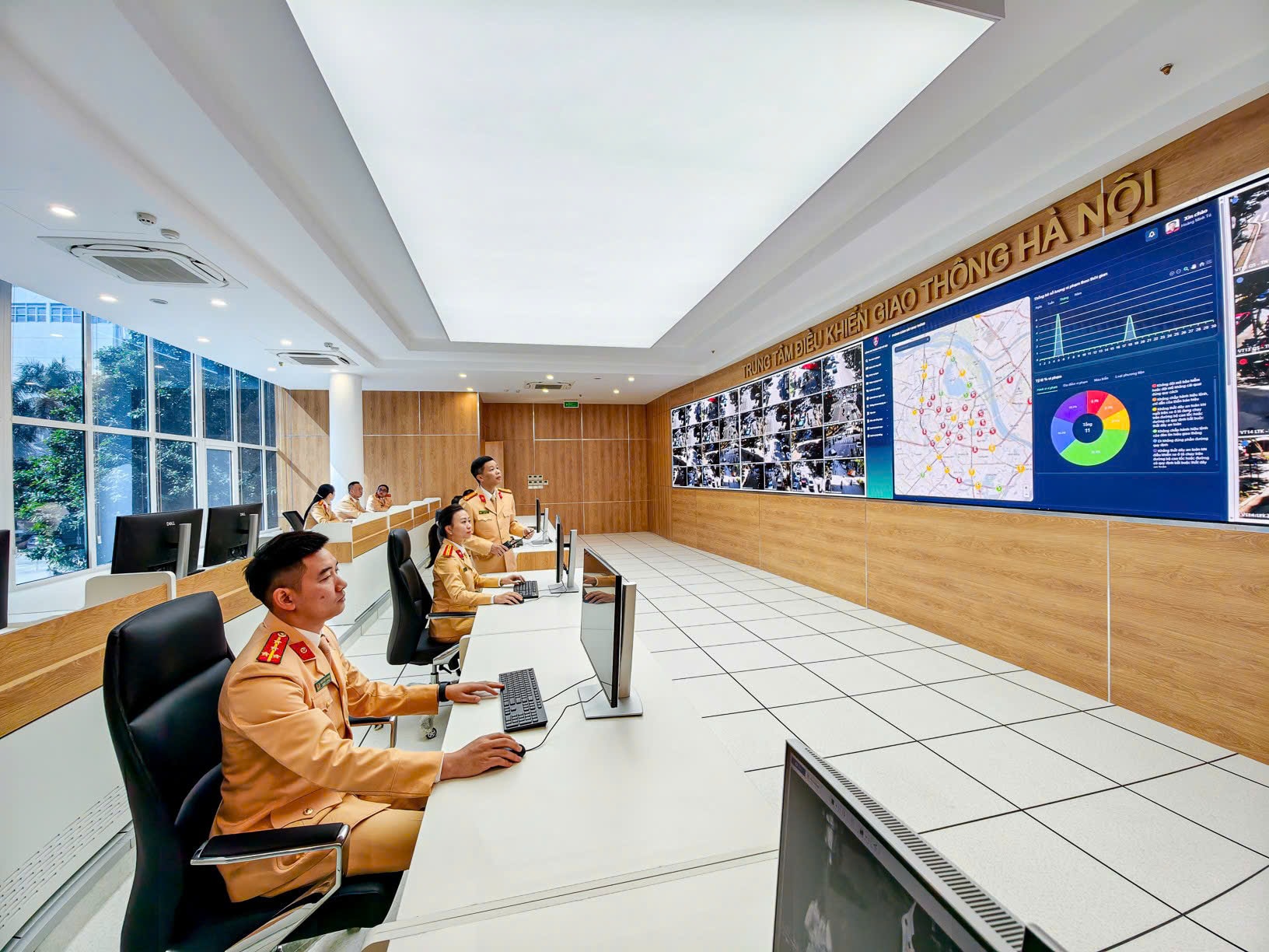 Trung t&acirc;m Điều khiển giao th&ocirc;ng H&agrave; Nội. Ảnh: MH