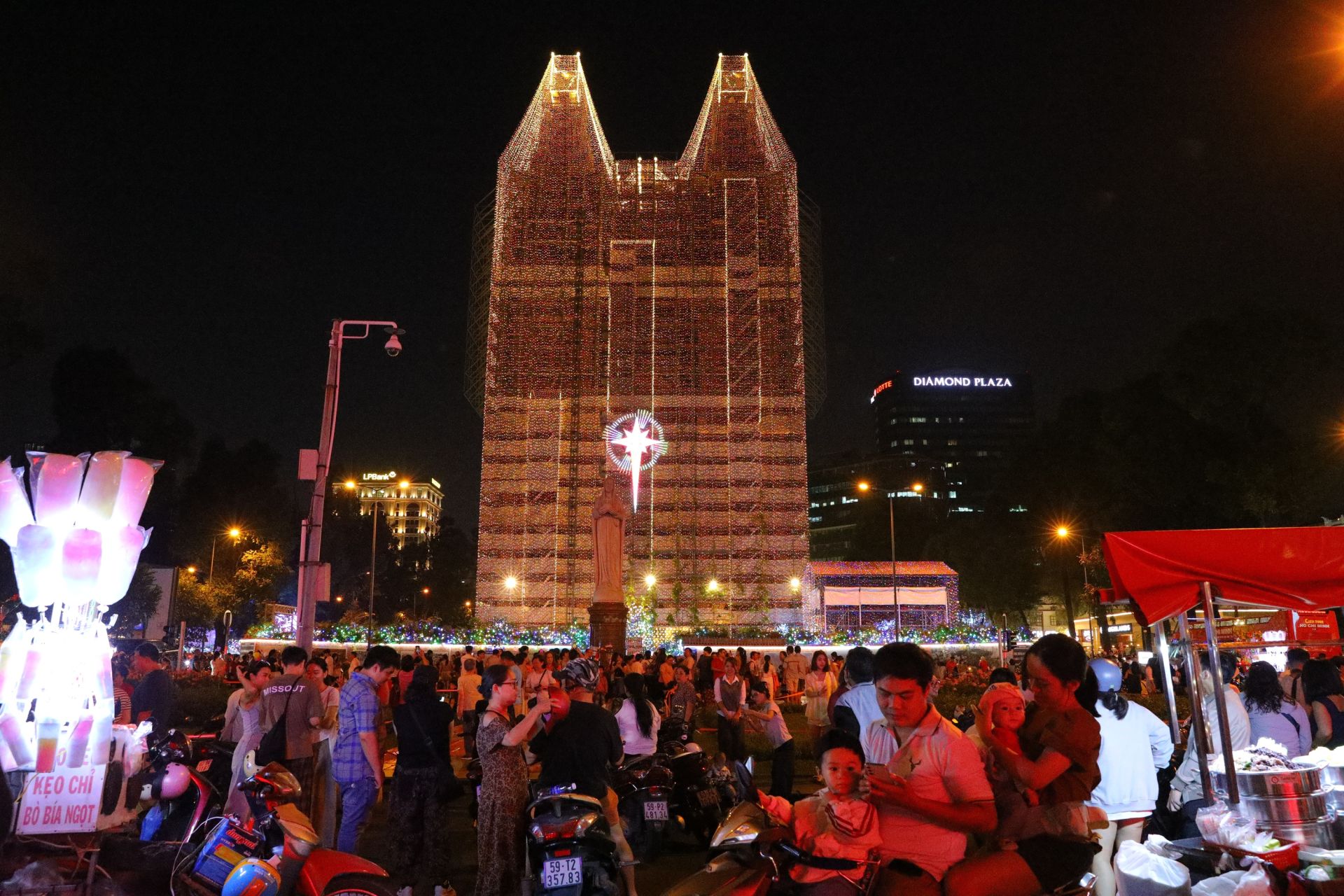 Nh&agrave; thờ Đức B&agrave; được thắp s&aacute;ng bằng 1.000km d&acirc;y đ&egrave;n LED, bổ sung nhiều họa tiết như quả địa cầu, ng&ocirc;i sao, quả chu&ocirc;ng dọc m&aacute;i ng&oacute;i