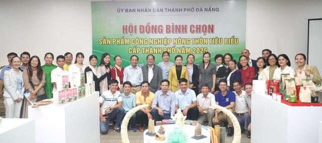 Hội đồng b&igrave;nh chọn c&ugrave;ng c&aacute;c chủ thể sản phẩm c&ocirc;ng nghiệp n&ocirc;ng th&ocirc;n tham gia b&igrave;nh chọn