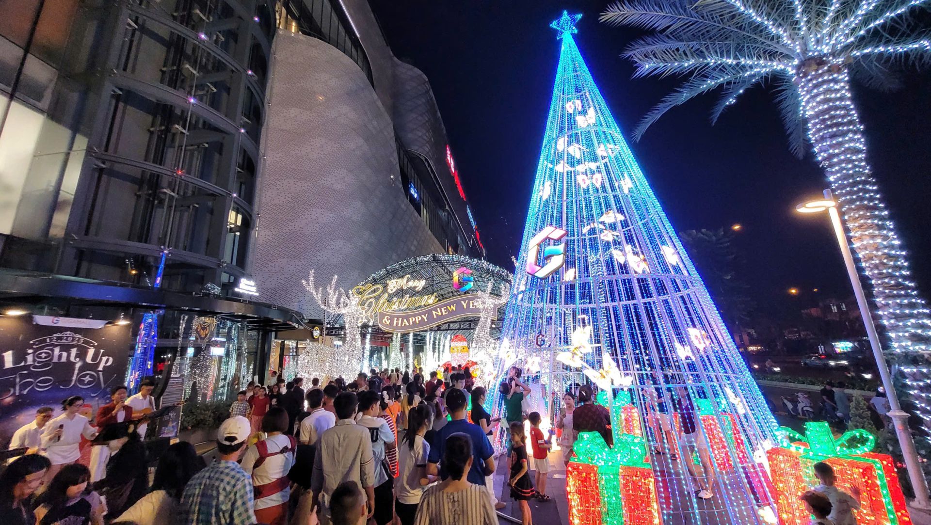 Đường phố TP. HCM lung linh đ&oacute;n Gi&aacute;ng sinh với sự đầu tư trang tr&iacute; tỉ mỉ, h&ograve;a quyện giữa &aacute;nh s&aacute;ng v&agrave; m&agrave;u sắc