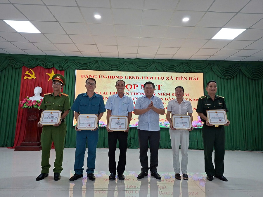 Đồng chí Mai Quốc Thắng, Bí thư Đảng ủy xã Tiên Hải trao tặng Giấy khen của UBND xã cho tập thể có thành tích xuất sắc trong phong trào toàn dân bảo vệ an ninh Tổ quốc năm 2025. Đồng chí Mai Quốc Thắng, Bí thư Đảng ủy xã Tiên Hải trao tặng Giấy khen của UBND xã cho tập thể có thành tích xuất sắc trong phong trào toàn dân bảo vệ an ninh Tổ quốc năm 2025.