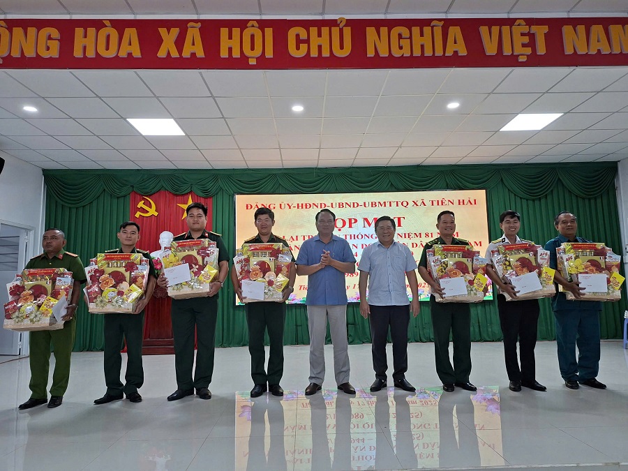 Đại diện lãnh đạo Đảng ủy, HĐND, UBND, Ủy ban MTTQ Việt Nam xã Tiên Hải tặng quà cho các đơn vị lực lượng vũ trang đứng chân trên địa bàn. Đại diện lãnh đạo Đảng ủy, HĐND, UBND, Ủy ban MTTQ Việt Nam xã Tiên Hải tặng quà cho các đơn vị lực lượng vũ trang đứng chân trên địa bàn.