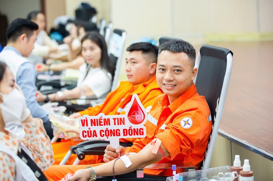 CBCNV EVN HANOI tham gia hiến m&aacute;u