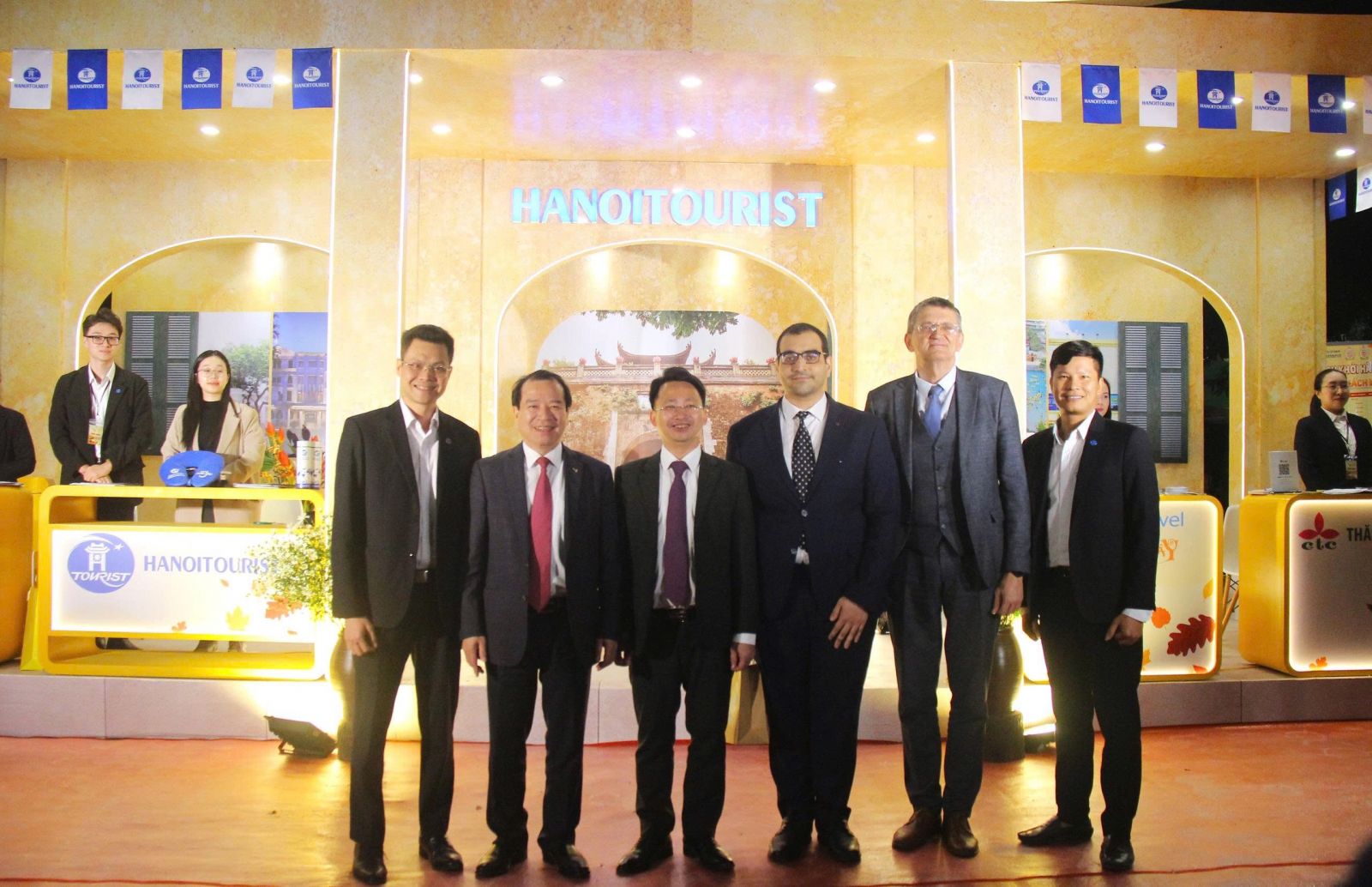 Ph&oacute; Cục trưởng Cục Du lịch Quốc Gia Việt Nam H&agrave; Văn Si&ecirc;u v&agrave; Ph&oacute; Gi&aacute;m đốc Sở Du lịch H&agrave; Nội Trần Trung Hiếu chụp ảnh tại gian Hanoitourist