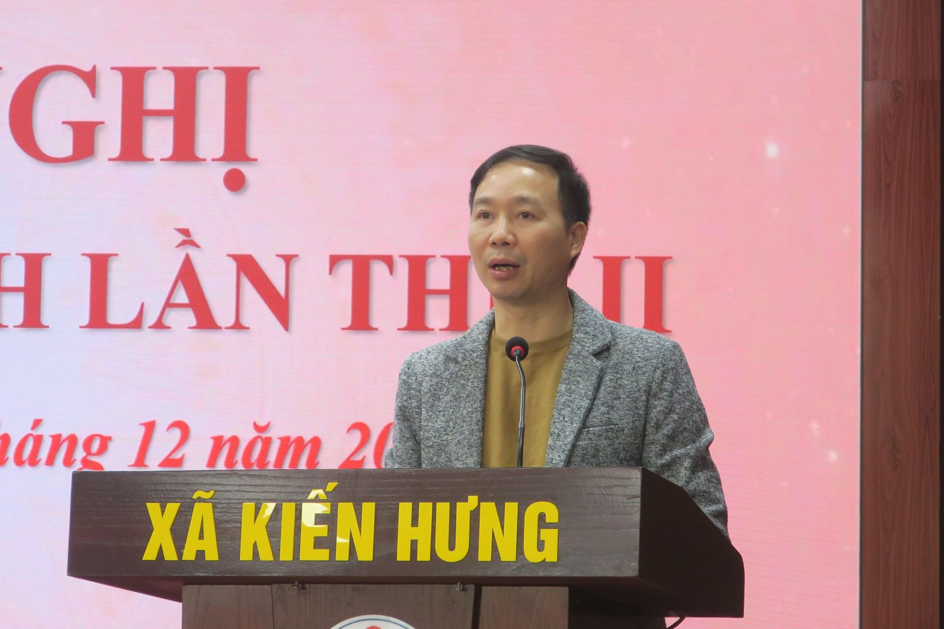 Đồng ch&iacute; Vũ Thanh Sơn, Ph&oacute; B&iacute; thư Thường trực Đảng ủy x&atilde; Kiến Hưng th&ocirc;ng tin về kết quả hoạt động của Đảng ủy x&atilde; trong năm 2025.