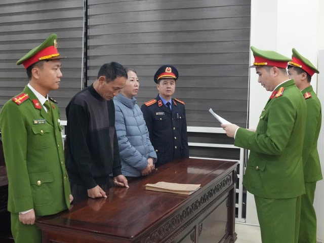 Cơ quan Cảnh s&aacute;t điều tra C&ocirc;ng an tỉnh Nghệ An đọc lệnh khởi tố vụ &aacute;n, khởi tố bị can.