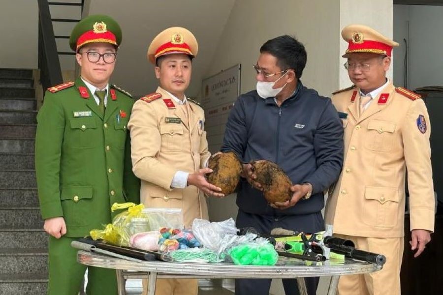 Người d&acirc;n giao nộp 2 quả m&igrave;n chống tăng.