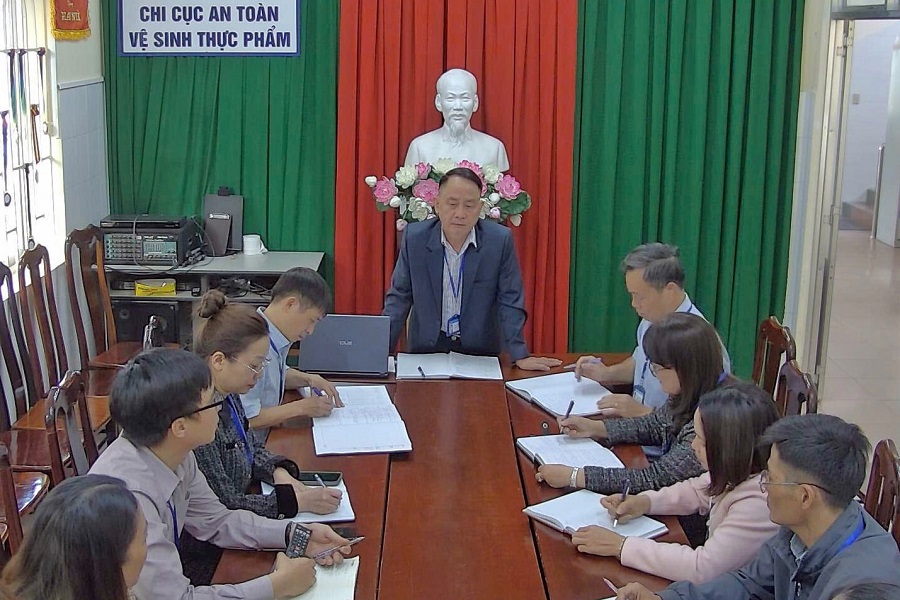 &Ocirc;ng Trịnh Văn Quyết - Ph&oacute; Gi&aacute;m đốc Sở Y tế L&acirc;m Đồng l&agrave;m việc với Chi cục An to&agrave;n vệ sinh thực phẩm tỉnh về c&ocirc;ng t&aacute;c điều tra, xử l&yacute; vụ nghi NĐTP từ b&aacute;nh m&igrave; tại phường Phan Thiết