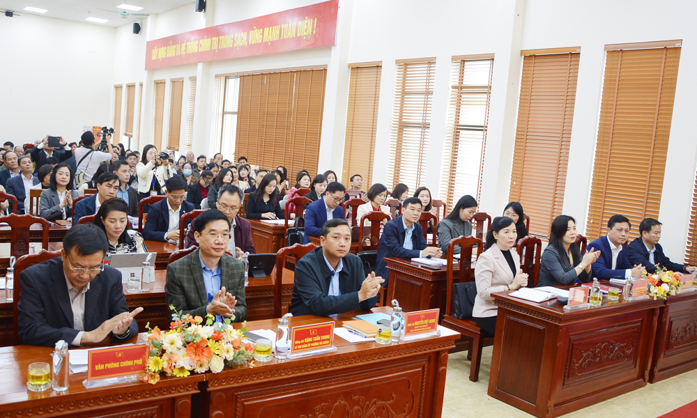 C&aacute;c đồng ch&iacute; l&atilde;nh đạo tỉnh c&ugrave;ng c&aacute;c đại biểu dự buổi tiếp x&uacute;c cử tri.