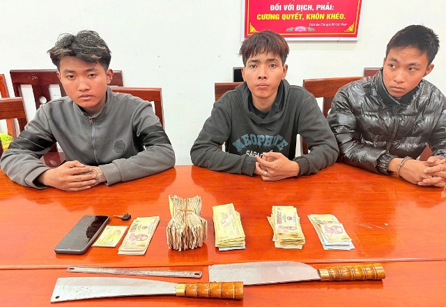 Nghệ An: Bắt giữ 3 đối tượng đột nhập điện thờ trộm hơn 23 triệu đồng